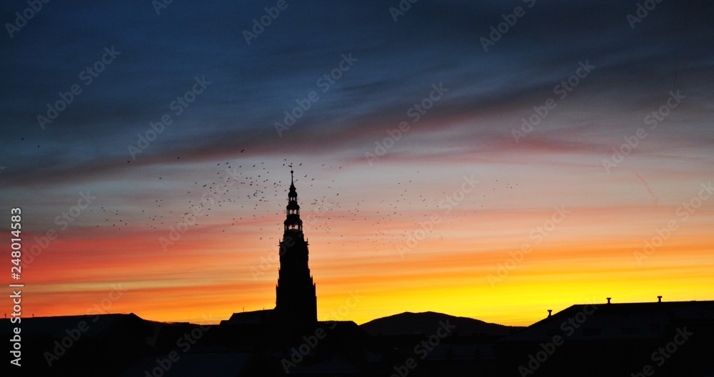 Obraz premium Wschód słońca nad miastem