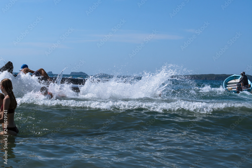 Naklejka premium Los turistas son arrojados de la banana en forma violenta.
