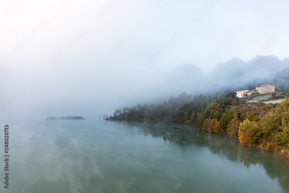 Niebla sobre el agua del pantano un día de otoño
