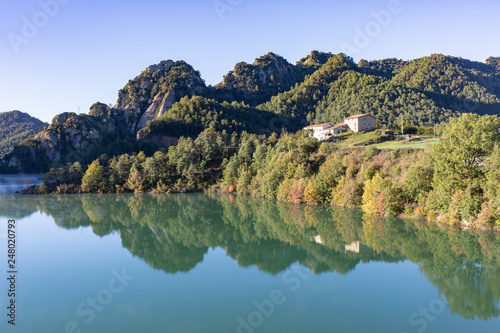 Reflejo de los árboles en otoño en las aguas del pantano