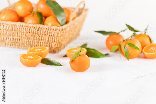Fototapeta Naklejka Na Ścianę i Meble -  Orangen mit Blättern