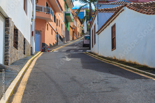 Fotografie, Obraz Steep uphill street in El Sauzal - Santa Cruz de Tenerife