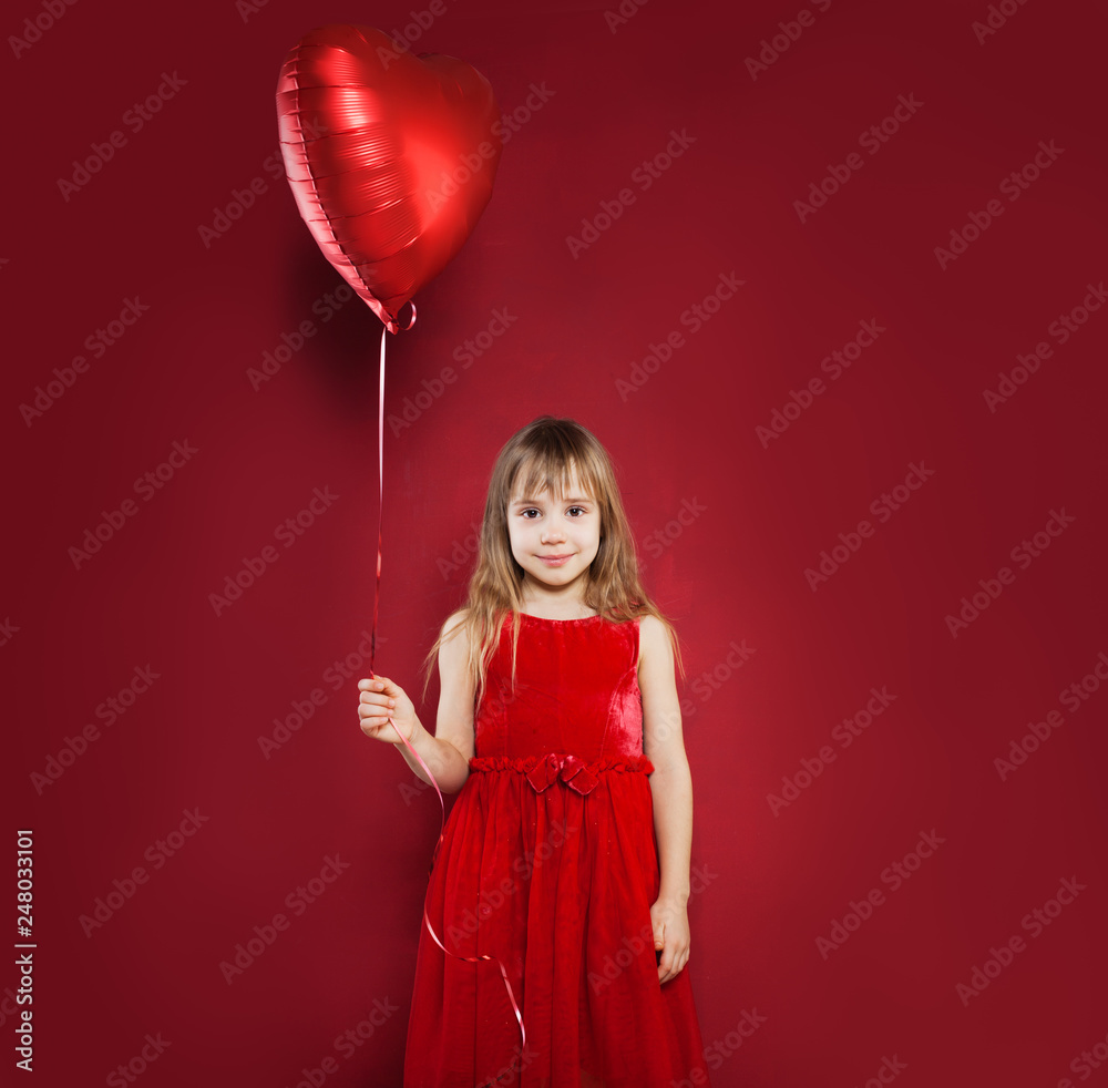 bewondering Ongelijkheid Occlusie Cute little girl with red heart balloon on red background. Pretty child  smiling, love, birthday and party celebration concept Stock Photo | Adobe  Stock
