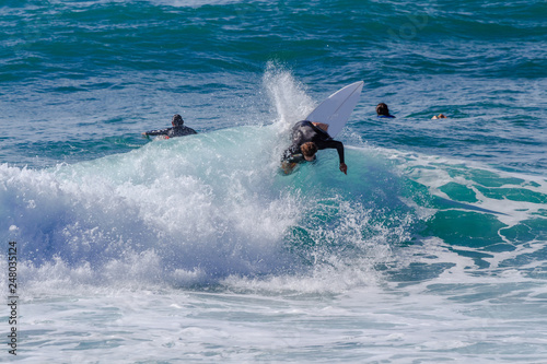 Manobra de surfista na praia do guincho Cascais Portugal