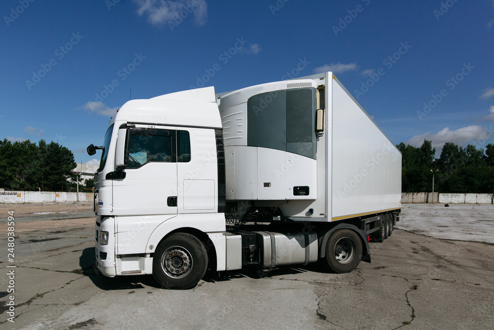 white truck with trailer