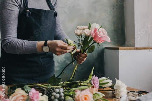 Девушка флорист собирает красивый букет girl florist makes a beautiful bouquet