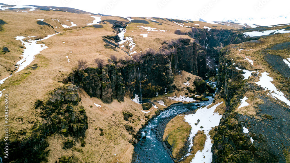 Fototapeta Kanion z wodospadem w Islandii