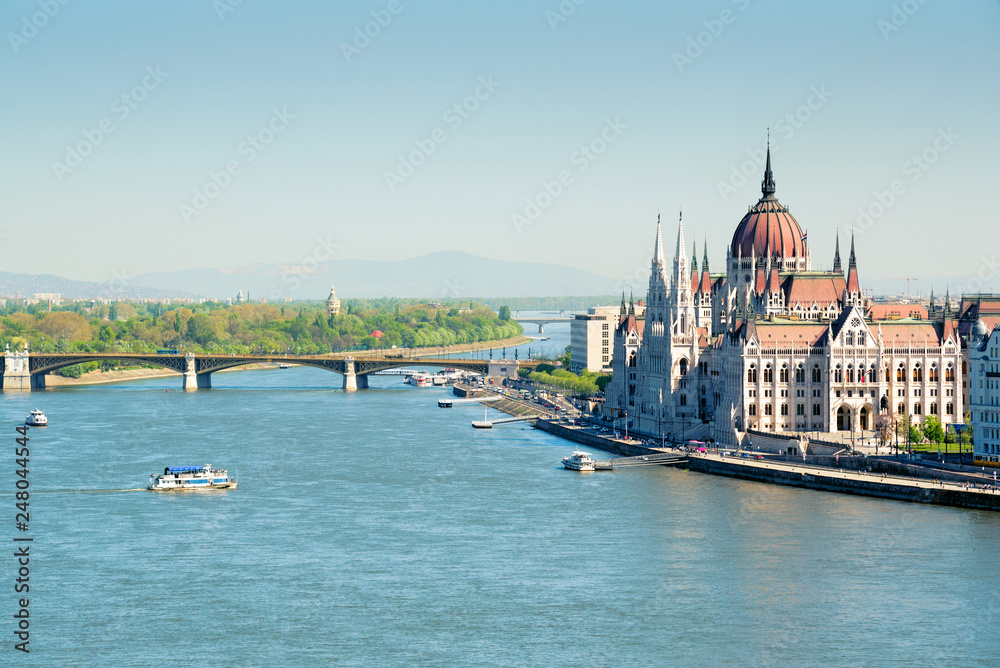 Naklejka premium Hungarian Parliament building, Danube river and boats