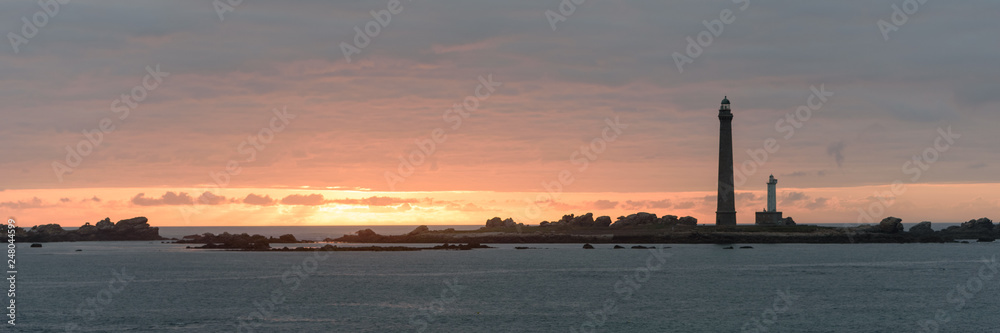 Sonnenuntergang am Phare de l’Île Vierge in der Bretagne in Frankreich