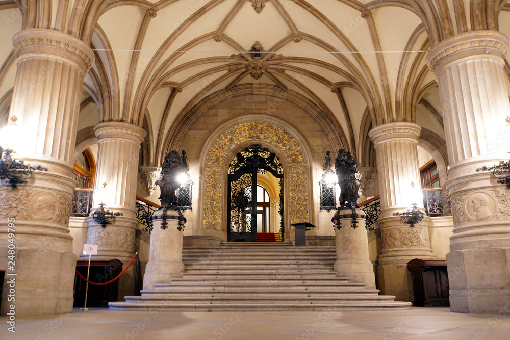 Säulen und Bögen in der Eingangshalle des Rathaus