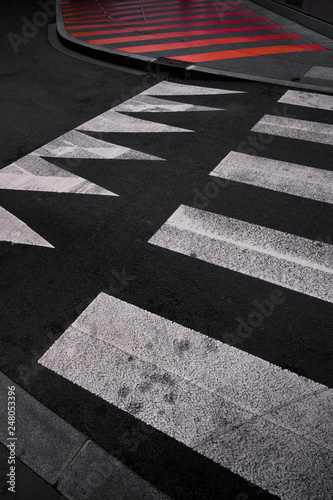 piéton passage traverser rue zebra hachure sécurité route signalétique peinture sol goudron ville urbain trasport marche marcher circuler