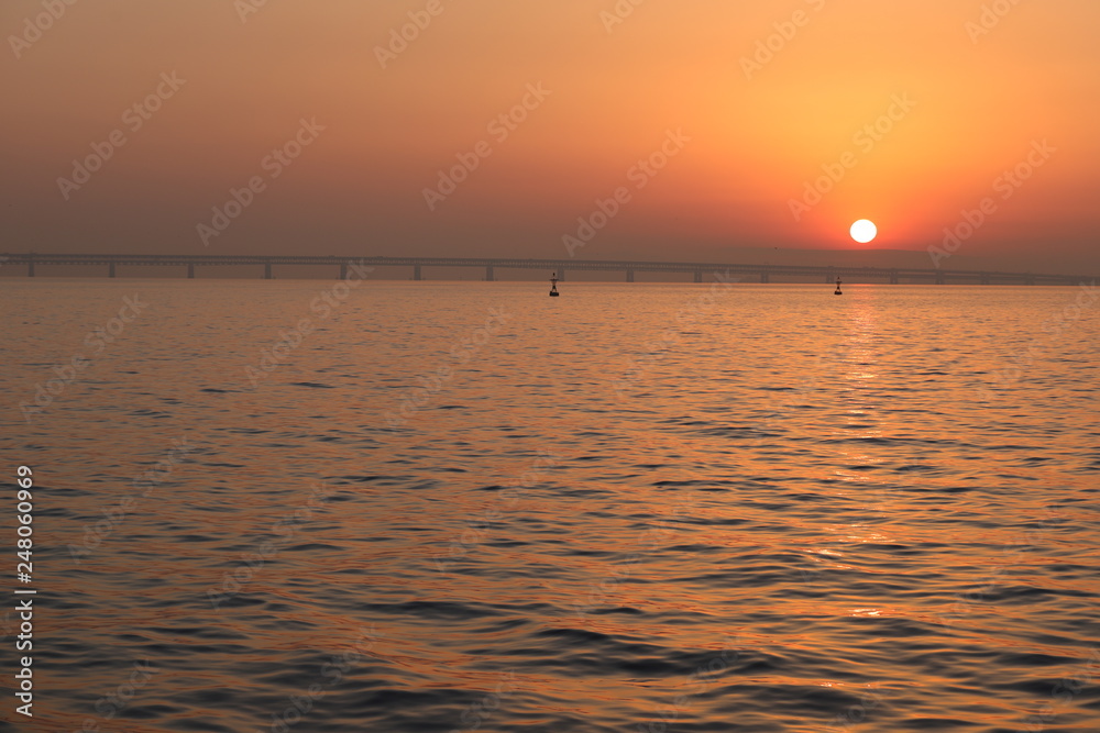 Naklejka premium 関空連絡橋に沈む夕日