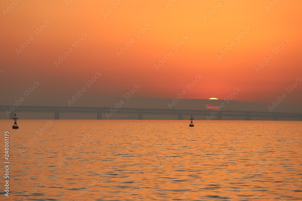 関空連絡橋に沈む夕日