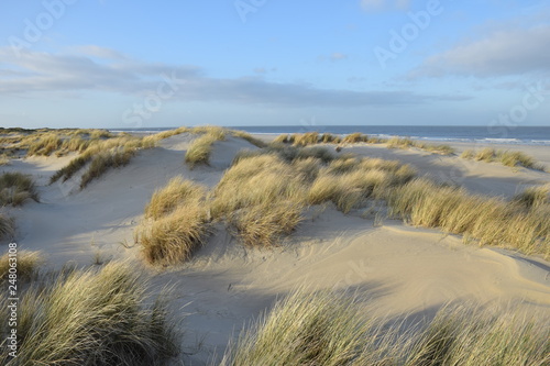 D  nen und Strand auf einer Insel in der Nordsee