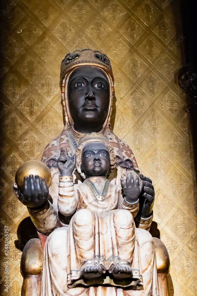 Statue de vierge noire à l'enfant, cathédrale de la Sainte Croix à Barcelone