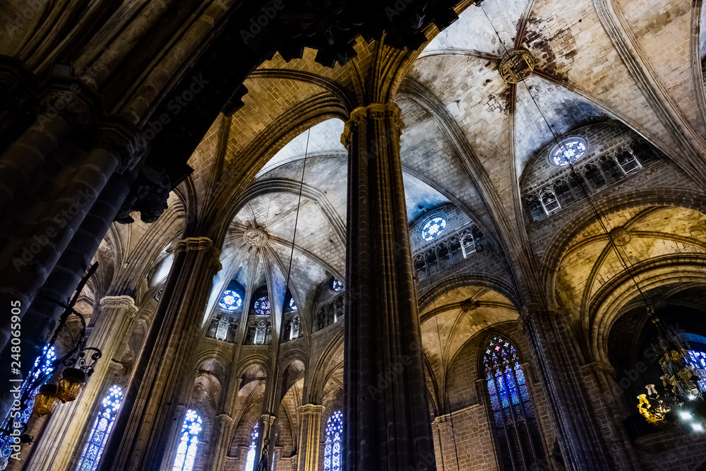 Plafond au style gothique et colonnes de la cathédrale Sainte Croix, Barcelone