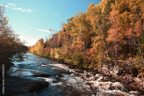 Rivière d'automne québécois