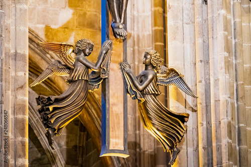 Intérieur de la cathédrale Sainte Eulalie de Barcelone, Sculpture d'ange dorée photo