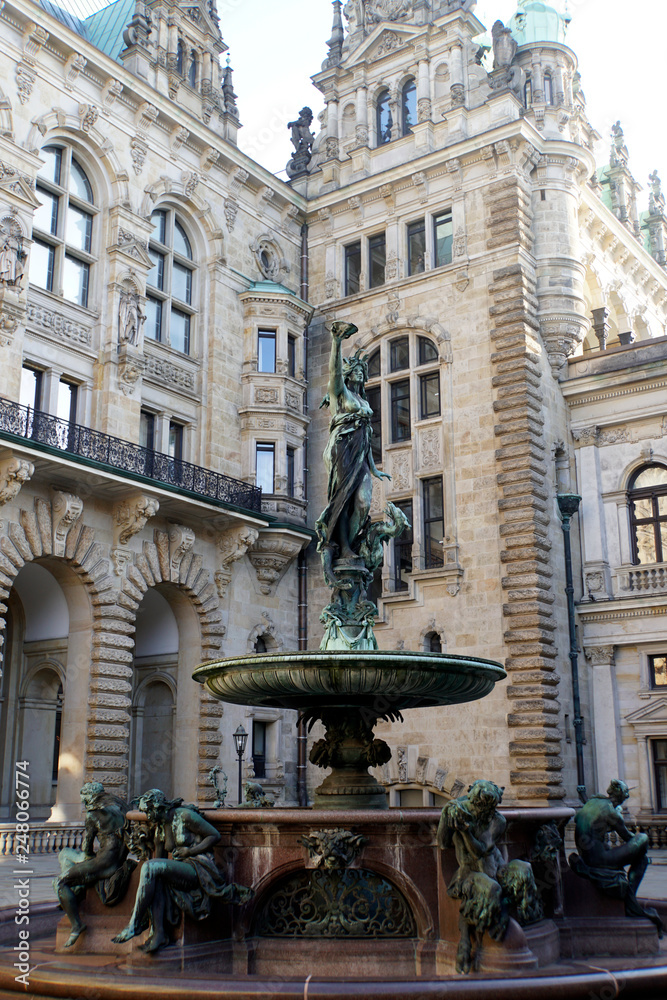 Fototapeta premium Hygieia-Brunnen - Rathaus im Neorenaissance-Stil