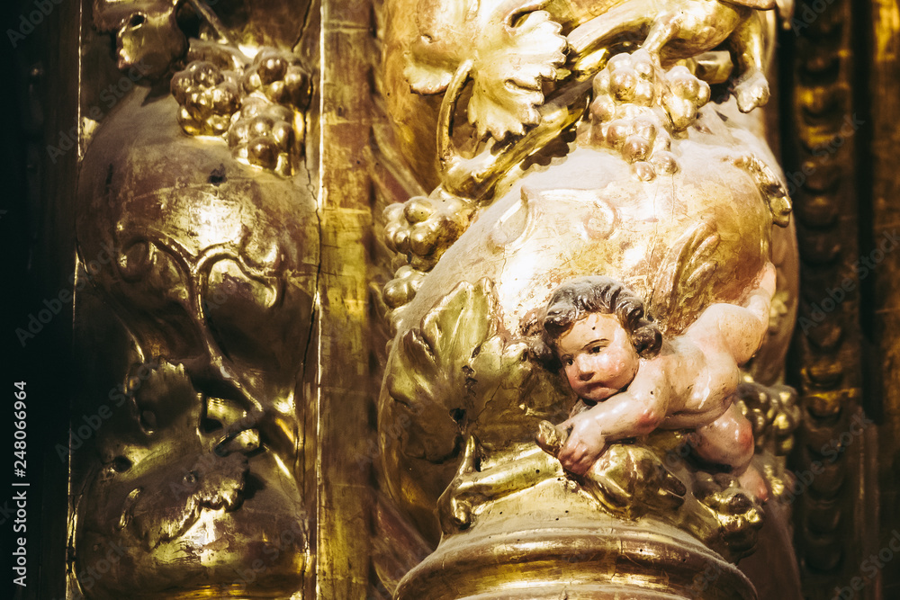 Visage d'ange sculpté, ornement dans la cathédrale Sainte Croix de Barcelone