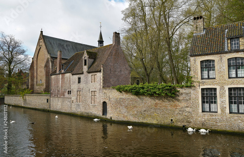 Bruges monastere sur le canal