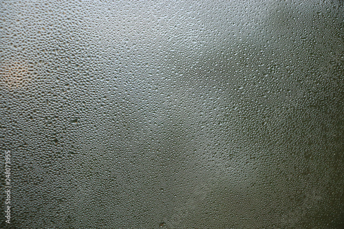 Billede på lærred Stream drops on window glass  abstract background