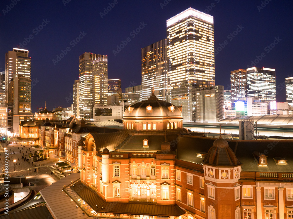 東京駅丸の内口と高層ビル街