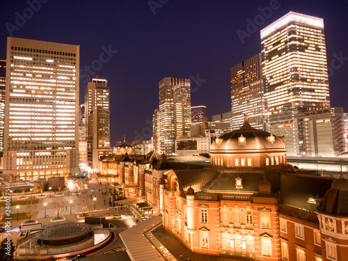 東京駅丸の内口と高層ビル街 © moonrise