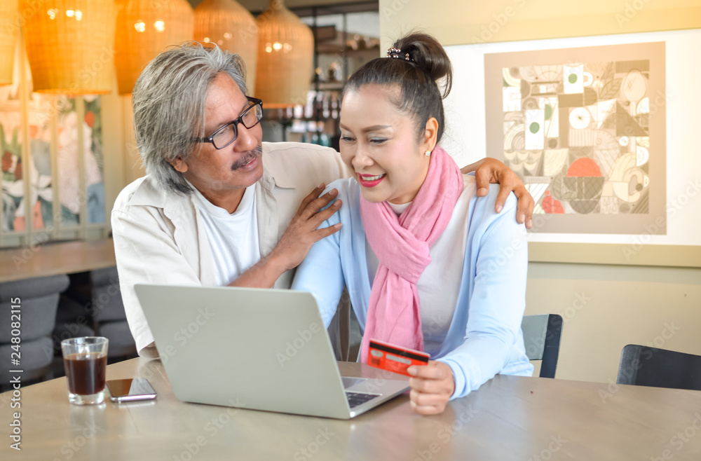 Senior couples studying the use of laptop. concept Senior couples use of laptop for digital online. Senior couples studying the use of laptop. concept Senior couples use of laptop for digital online.