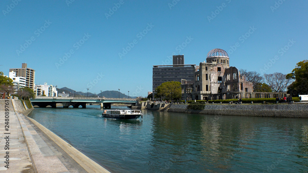 Obraz premium HIROSHIMA, JAPONIA - OKOŁO MARCA 2018: Widok ATOMICZNEJ KOPUŁY BOMBY.