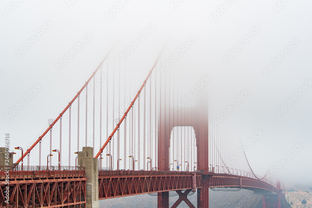 Naklejka premium Golden Gate bridge covered in fog