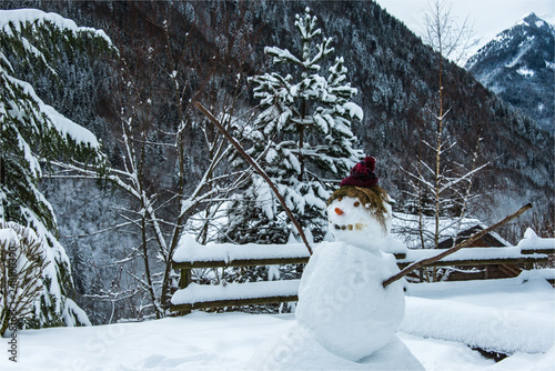 bonhomme de neige dans les Alpes en France © Francois
