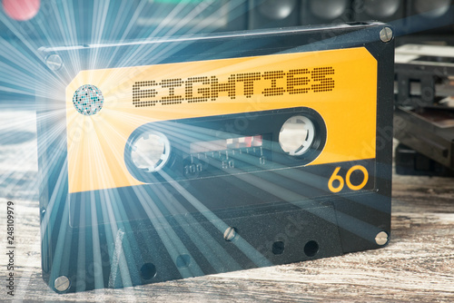 Obraz na plátně Ein Kassetenrecorder und eine Kassette mit der Musik der achtziger Jahre