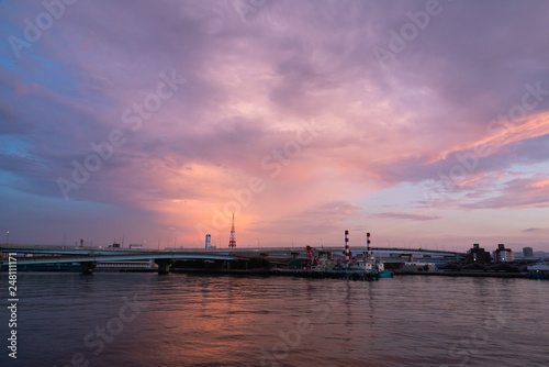 雲のある水辺の夕景