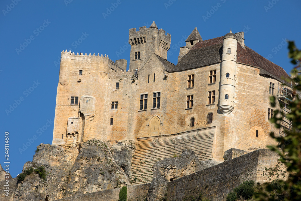  The medieval Chateau de Beynac rising on a limestone cliff above the Dordogne River. France, Dordogne department, Beynac-et-Cazenac