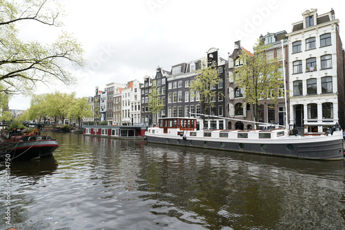 Canl et péniche Amsterdam © Phil Jobs