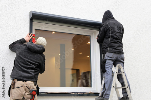 Canvastavla Arbeiter montieren einen Rollladen
