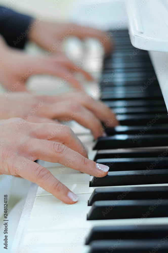 Obraz premium Braut und Bräutigam spielt Klavier