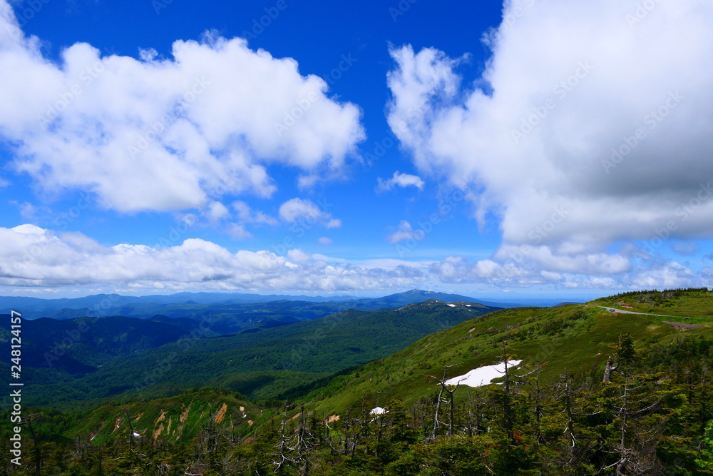 十和田八幡平国立公園。八幡平頂上より奥羽山脈を望む。岩手　日本。６月下旬。