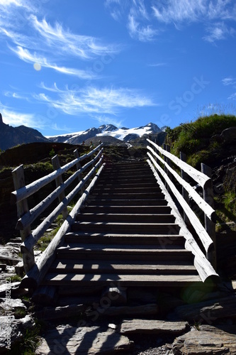 Treppenstufen in den Himmel - wundersch  ne Gebirgslandschaft in den Bergen S  dtirols