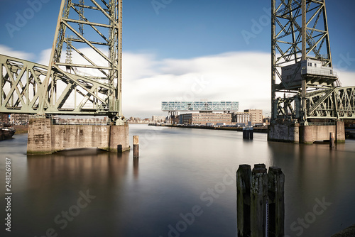 Oude hefbrug in Rotterdam waar vroeger de treinen over reden photo