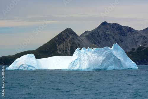 Eisberg vor Gebirge