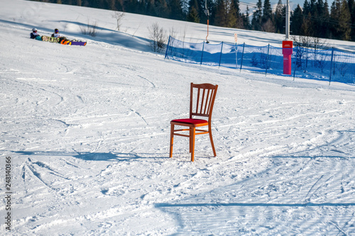 krzesło na stoku narciarskim