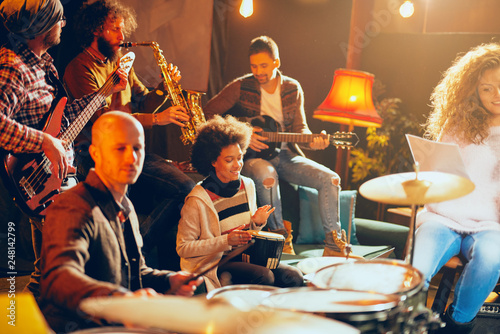 Canvas Print Multicultural jazz band practicing for the gig in home studio.