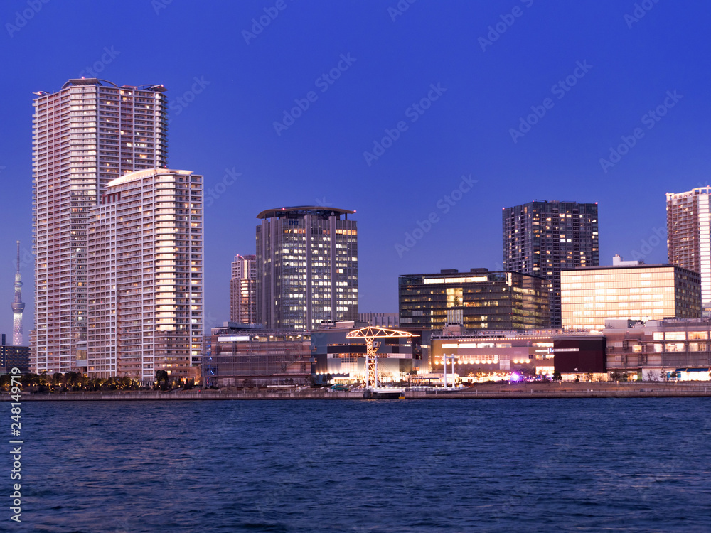 ららぽーと豊洲と高層ビル街