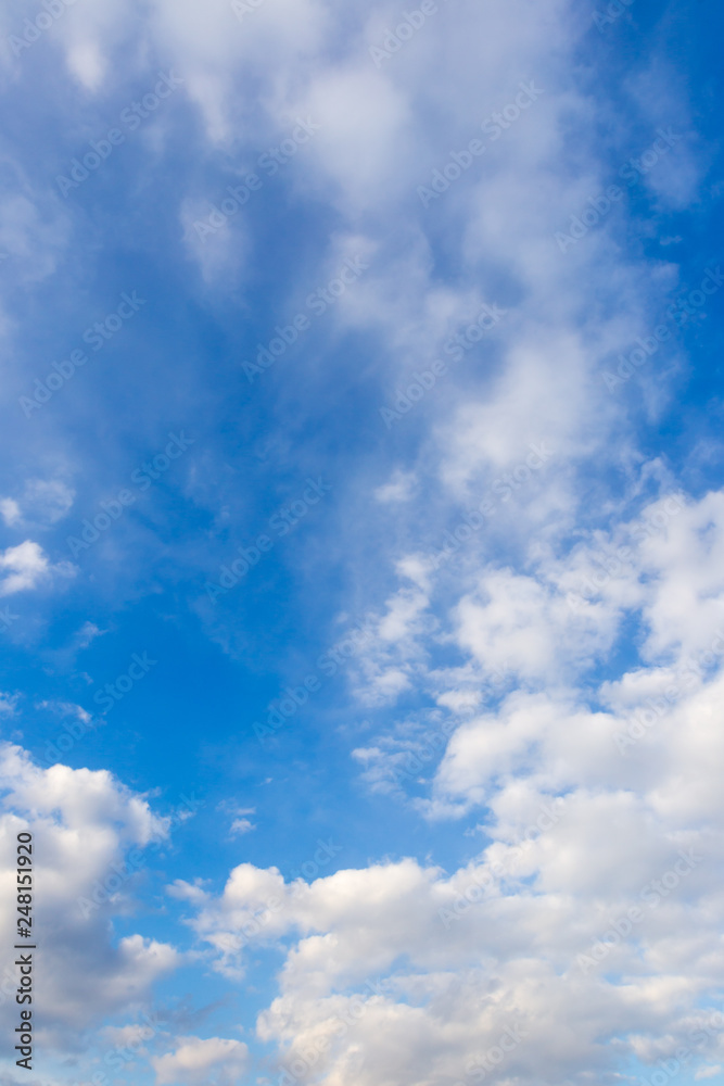 Obraz premium Clouds against blue sky as abstract background