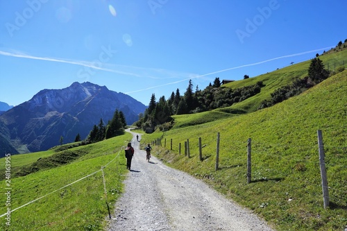 Pfad in Zillertal in Österreich photo