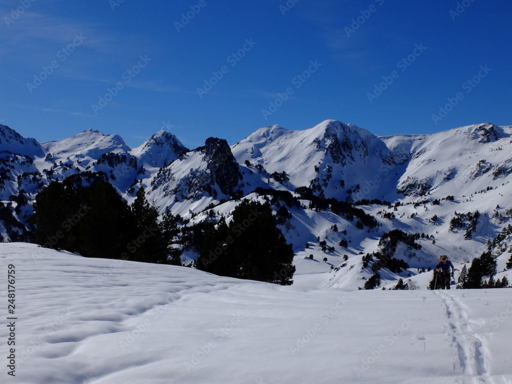 skieur de randonnée dans la montagne de neige