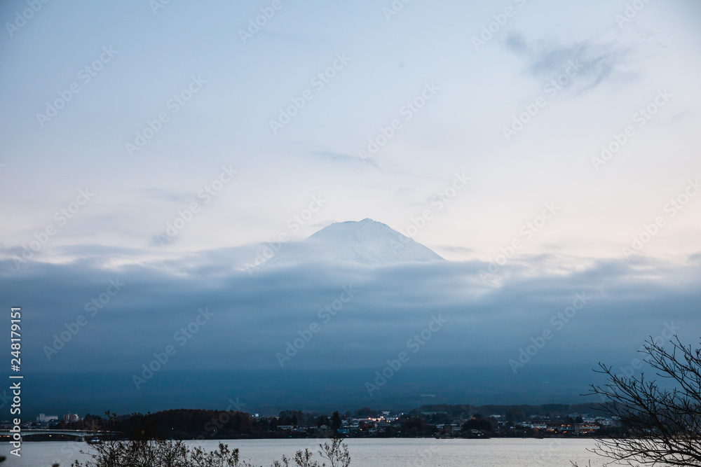 Mountain Fuji with blue sky Fuji Five Lakes, Fujikawaguchiko, Yamanashi, Japanan