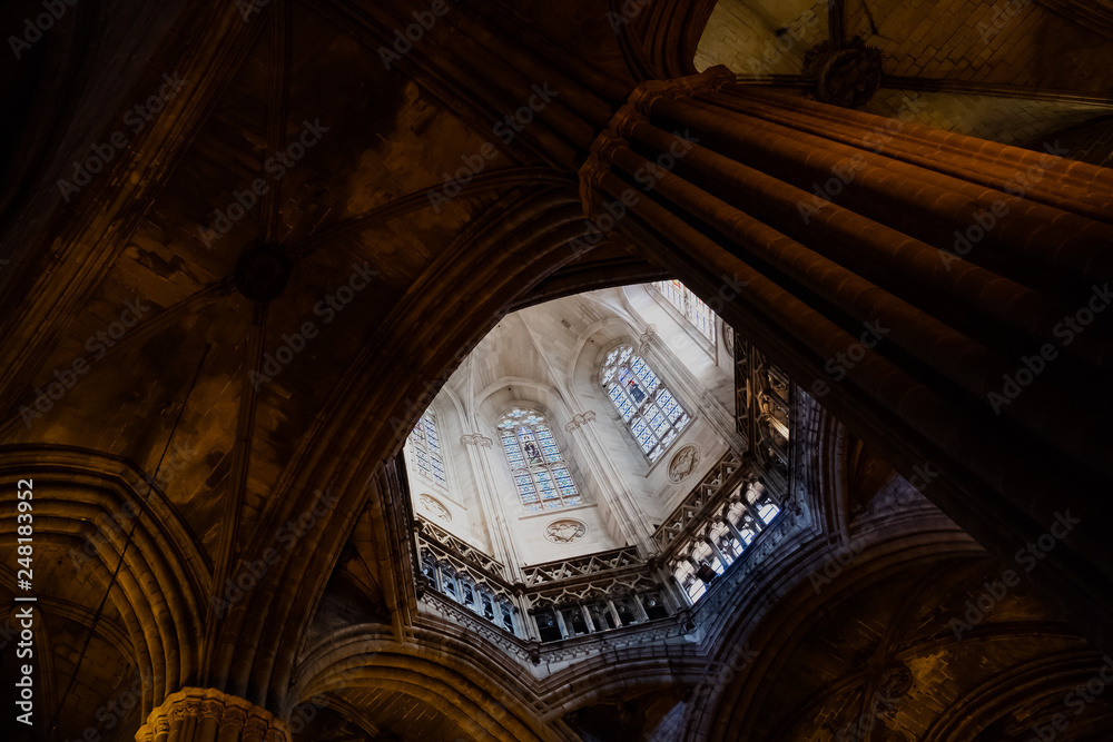 Puits de lumière et vitraux de la cathédrale Sainte Croix, Barcelone